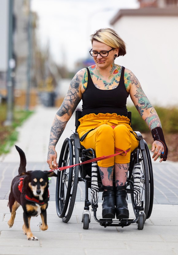 DES participant in a wheelchair with their dog